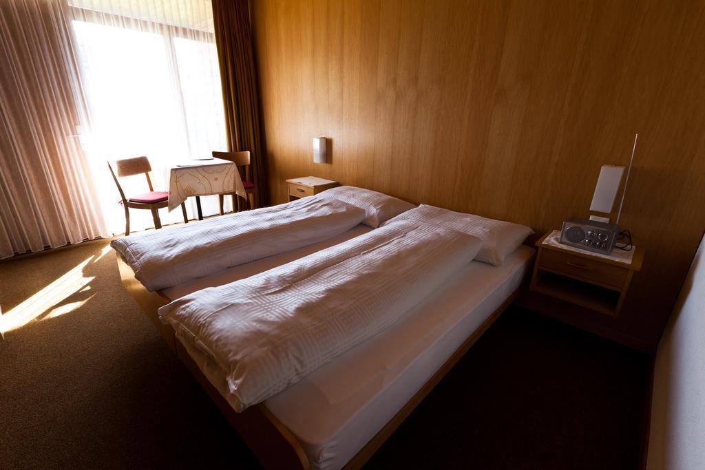 Hotel Garni Simplon Brigerbad Zimmer foto